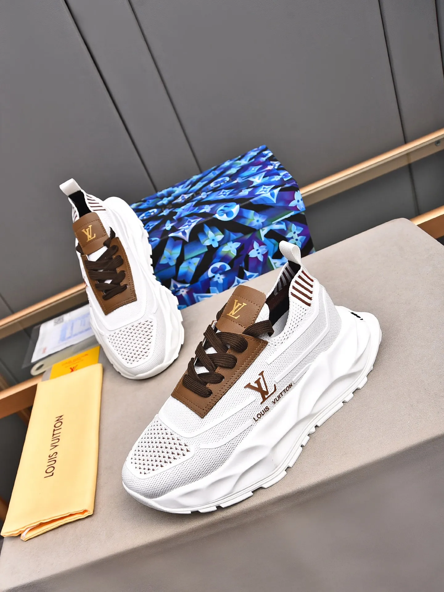 Men's shoes 💰500 LV high-end hot model 👍 Counter 1 design. The face is made of high-elastic fly knit + cowhide + imported glue! TPU outsole is easy to put on, light, comfortable and elastic, trendy and fashionable! ! ! 💪Multiple colors to choose from! Code number: 38-44 (45 46 customized)
